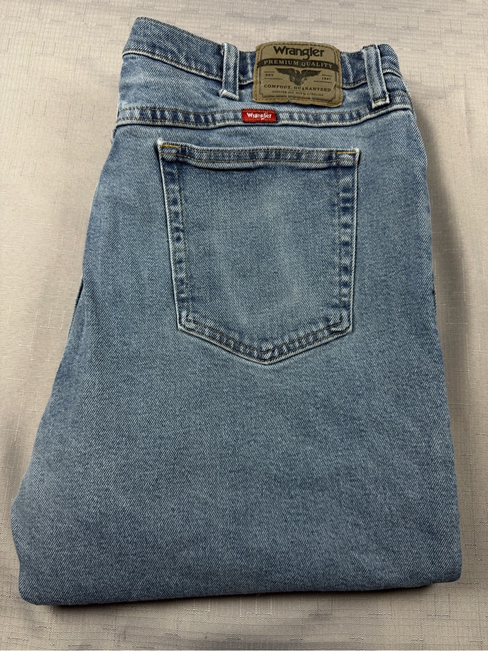 Wrangler Premium Quality Relaxed Fit Jeans Men’s 38x32‎ Light Wash Straight Leg